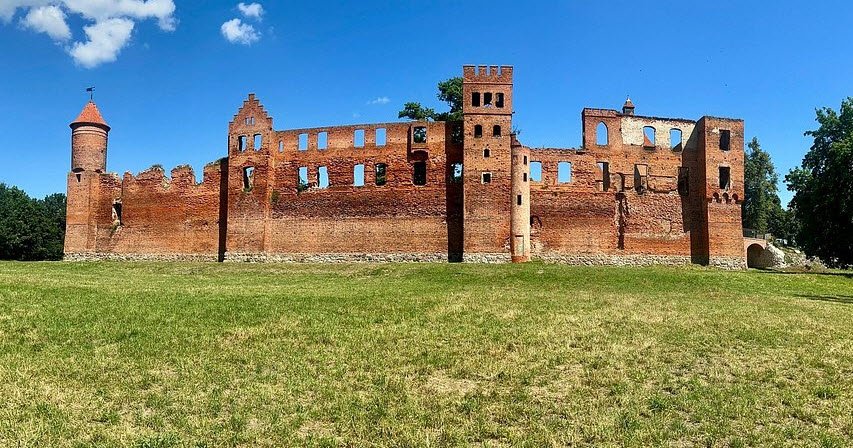 Ruiny zamku w Białobokach, Poland
